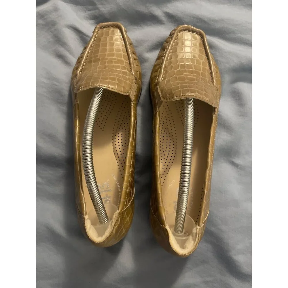 SAS Beige Croc-Embossed Leather Loafers‎ Size 8N Comfort Foot Bed USA